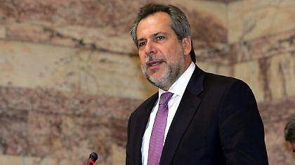 «Κόβουν» τις φωτογραφίες Παπουτσή σε ένδειξη διαμαρτυρίας