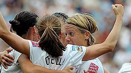 Σκόραρε από την... κουζίνα της (video)