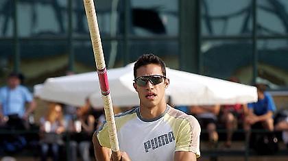 Πάλι πρώτος