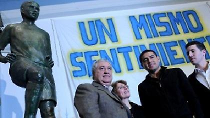 Άγαλμα στον Ρικέλμε και… δάκρυα! (pics/video)