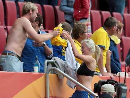 Έδωσε τη φανέλα της στην εξέδρα (video/pics)