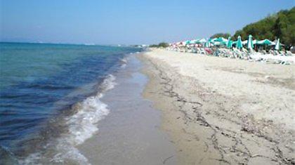 Σακάτεψαν επιχειρηματία για να κλέψουν… ξαπλώστρες!