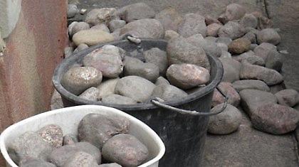 Όχι άλλο γιαούρτι… πιάστε τις πέτρες…