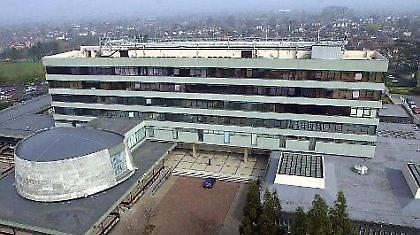 Τους δείχνουν την πόρτα… και μετά τους προσλαμβάνουν