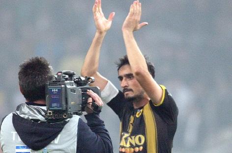 Μόνος του και όλοι τους!