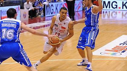 Άλλοι φορούν Αρμάνι και άλλοι τα… βγάζουν