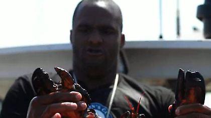 Μπασκετμπολίστας ψαρεύει αστακούς (video)