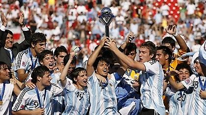 Οι μικροί κρατούν ψηλά τη σημαία της! (videos)