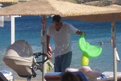 Ο χαζομπαμπάς Σάρας στη Μύκονο…