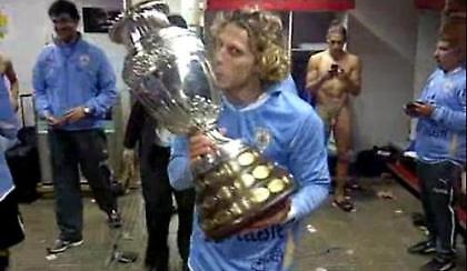 Για κοίτα πίσω από τον Φορλάν!