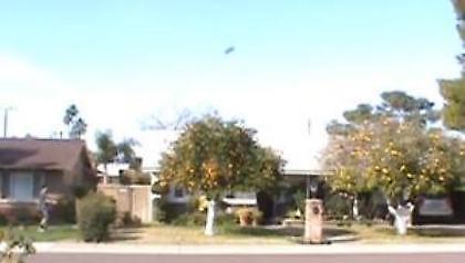 Σκόραρε πάνω από δυο δέντρα