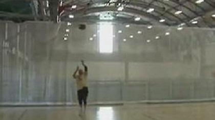 Ο παππούς που δεν χάνει σουτ (Video)