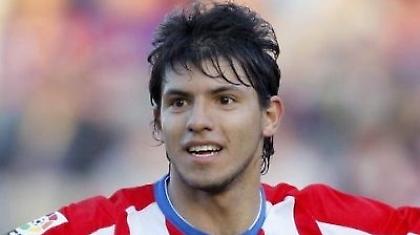 Έφτασε και υπογράφει