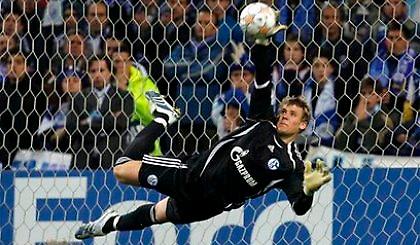 Με χέρια και με πόδια... Νόιερ!