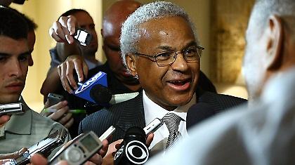 «Θα συνεχιστεί το lockout»