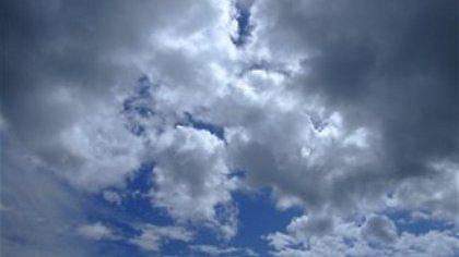 Νεφώσεις με τοπικές βροχές σήμερα