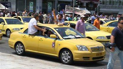 Αναστέλλουν τις κινητοποιήσεις τους οι ιδιοκτήτες ταξί