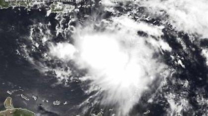 Η Έμιλι εξασθένισε και κινείται προς τα ανοικτά στον Ατλαντικό