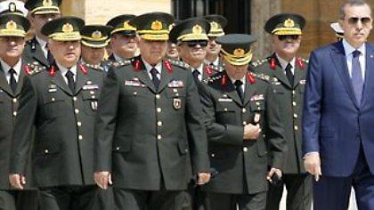 Διαταγή σύλληψης στρατηγών και ναυάρχων στην Τουρκία