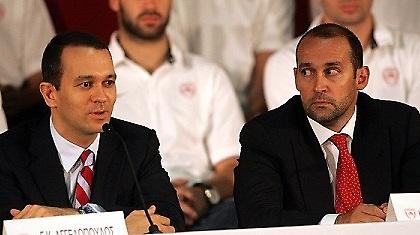 Φεύγουν, μένοντας ή μήπως... οι Αγγελόπουλοι;