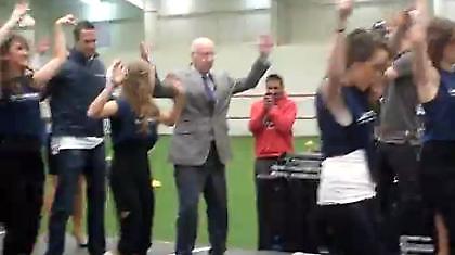 Ένας σερ χορεύει Beyonce (video)