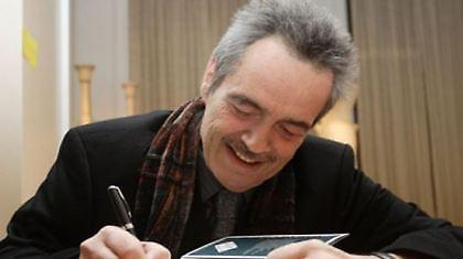 Πέθανε ο Νίκος. Ας του βγάλουμε το καπέλο