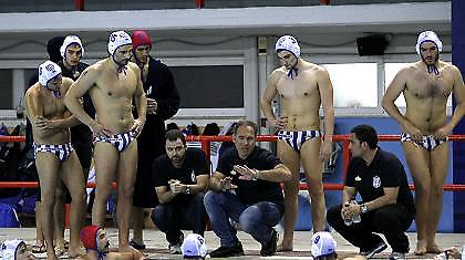 Παραμένει στον Πειραιά...