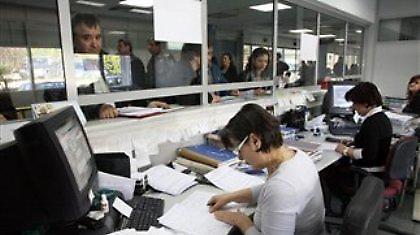 Αναστέλλουν την απεργία τους οι εργαζόμενοι στις ΔΟΥ