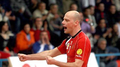 Φοράει «ασπρόμαυρα»