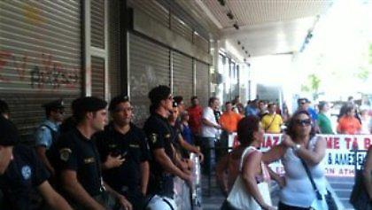 Έφτασαν στον υπουργείο Εργασίας οι απεργοί