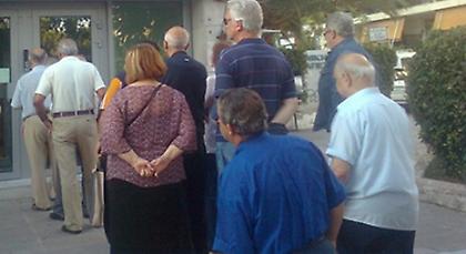 Κύριε βουλευτή, αν έχεις ίχνος ντροπής απάντησέ μου