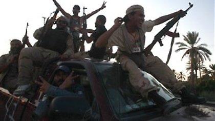 Πλησιάζουν στο αρχηγείο του Καντάφι