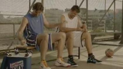 Οι Γκασόλ πίνουν μπύρες (video)