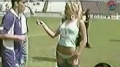 Δημοσιογράφος ζήτησε αυτόγραφο στα οπίσθια της (video)