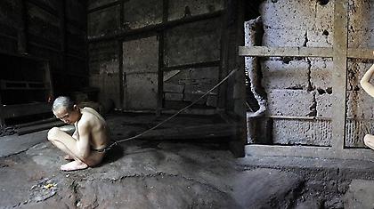 Kρατούσε δεμένο επί 23 χρόνια τον άρρωστο γιο της!