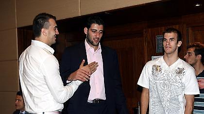 Φιλιούνται, αγκαλιάζονται