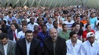 Σε ΣΕΦ και ΟΑΚΑ προσεύχονται σήμερα οι Μουσουλμάνοι