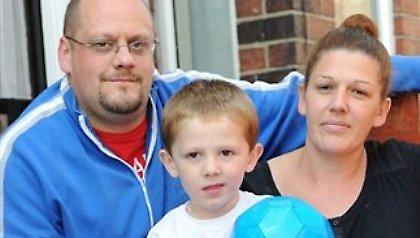 Κινδυνεύουν με πρόστιμο λόγω... του γιου τους!