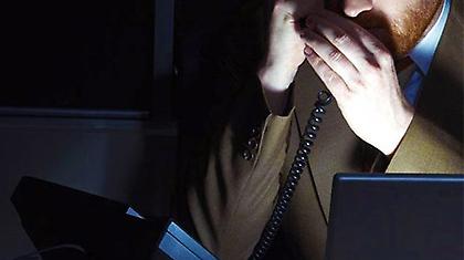 Οι πράκτορες που παρακολουθούν τα τηλέφωνά μας