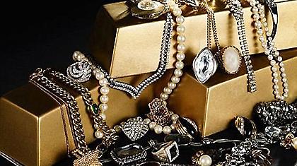 Πέταξε στα σκουπίδια τα πανάκριβα κοσμήματα της γυναίκας του!