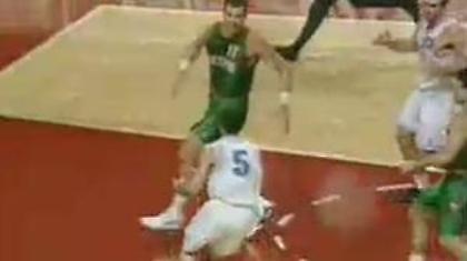 Το κάρφωμα του Ντανίλοβιτς στον Σαμπόνις (Video)