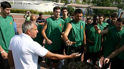 «Θα μιλάμε στο παρκέ»