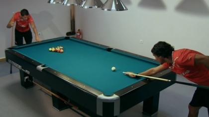 Μιραλάς και Μοντεστό παίζουν μπιλιάρδο