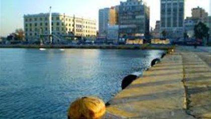 Γέννησε μέσα στο λιμάνι του Πειραιά!