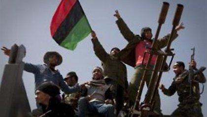 Καταρρέουν τα τελευταία προπύργια του Καντάφι