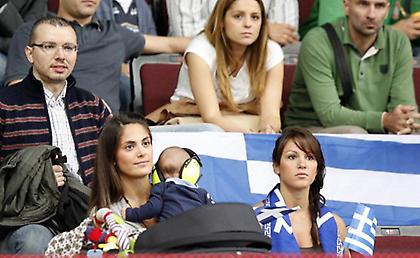 Ο Ζήσης junior και τα ακουστικά του