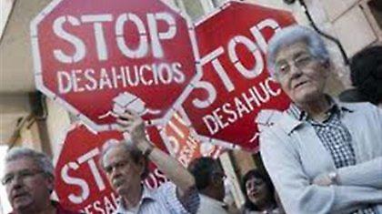 Η Ισπανία κόβει επιδόματα και κάνει εξώσεις