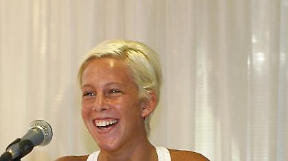 Έμεινε Αθήνα η Αραούζου