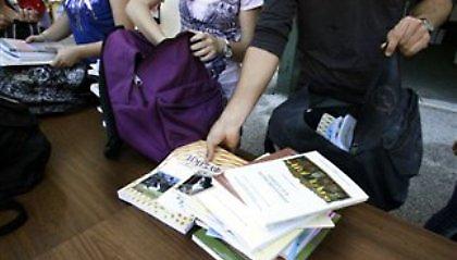 Ψάχνουν για τα σχολικά εγχειρίδια στα βιβλιοπωλεία