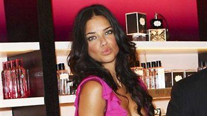 Η Adriana Lima μοιράζει φιλιά